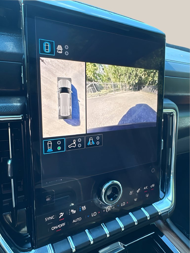 Used 2025 GMC Yukon Denali w/ Sun & Power Step Package AWD/4WD image 34