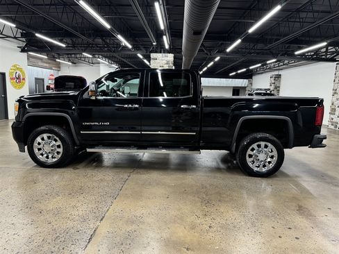 Used 2016 GMC Sierra 2500 Denali w/ Duramax Plus Package AWD/4WD image 4
