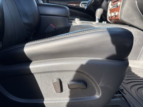 Used 2018 Nissan Pathfinder Platinum image 32