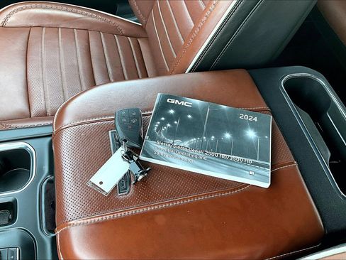 Used 2024 GMC Sierra 2500 Denali Ultimate image 11