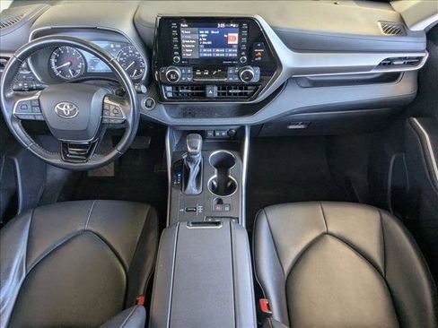 Used 2020 Toyota Highlander XLE FWD image 18