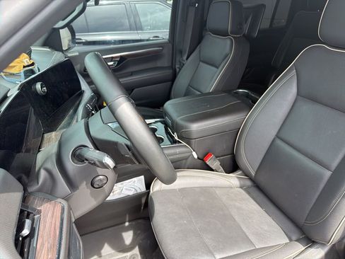 Used 2025 Chevrolet Suburban Premier image 27