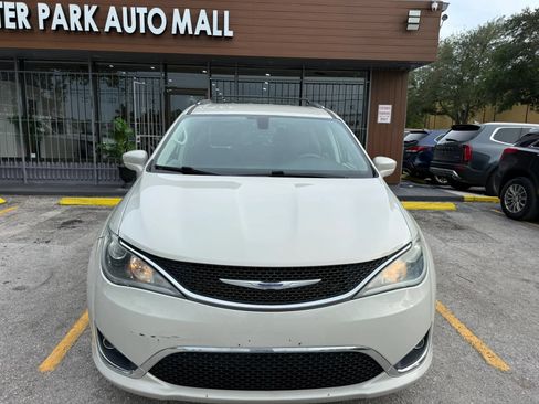 Used 2020 Chrysler Pacifica Touring-L FWD image 2