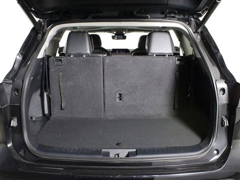Used 2023 Toyota Highlander XLE FWD image 18
