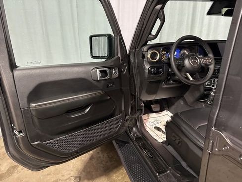 Used 2025 Jeep Gladiator High Tide image 2