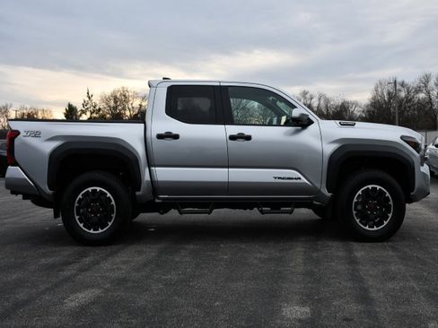 Used 2024 Toyota Tacoma TRD Off-Road w/ TRD Off Road Premium Package image 8