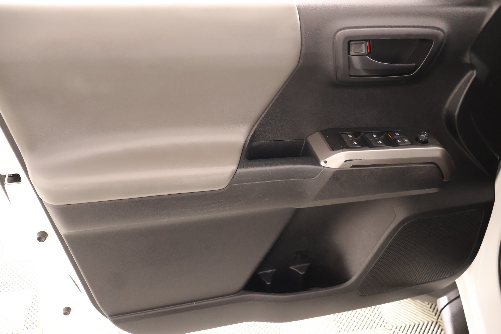 Used 2022 Toyota Tacoma SR5 w/ SR5 Appearance Package (SM) RWD image 14