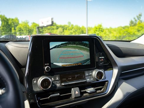 Used 2023 Toyota Highlander XLE FWD image 26