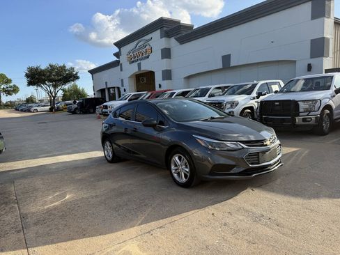 Used 2018 Chevrolet Cruze LT w/ Convenience Package FWD image 2