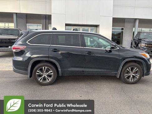 Used 2016 Toyota Highlander XLE image 6