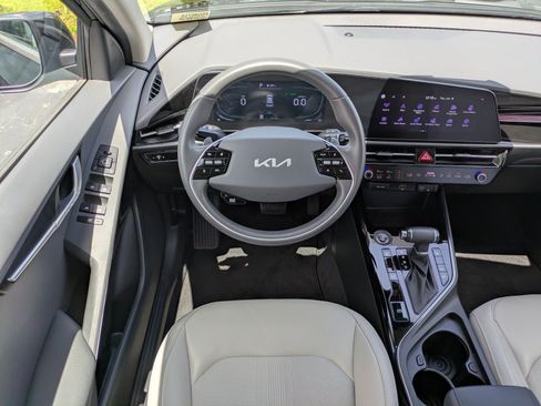Certified 2023 Kia Niro EX FWD image 13