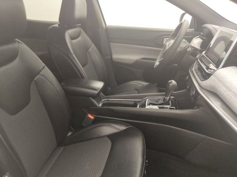 Used 2025 Jeep Compass Latitude AWD/4WD image 21