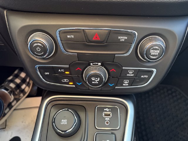 Used 2020 Jeep Compass Latitude w/ Cold Weather Group AWD/4WD image 14