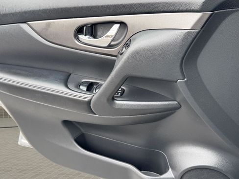 Used 2015 Nissan Rogue SV image 17