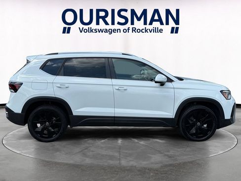 Used 2025 Volkswagen Taos SE w/ Panoramic Sunroof Package FWD image 7
