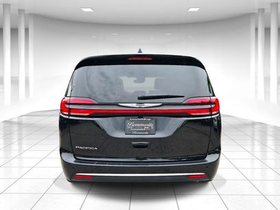 Used 2025 Chrysler Pacifica Select