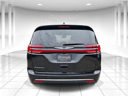 Used 2025 Chrysler Pacifica Select FWD image 4