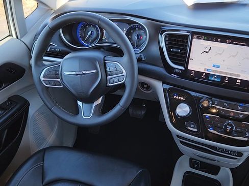 Used 2024 Chrysler Pacifica Touring-L FWD image 5