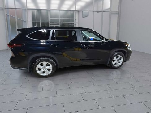 Used 2024 Toyota Highlander LE AWD/4WD image 9