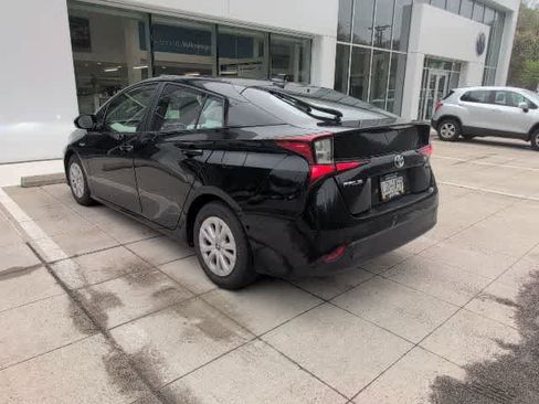 Used 2020 Toyota Prius LE FWD image 3