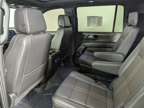 Used 2025 Chevrolet Suburban High Country AWD/4WD image 24
