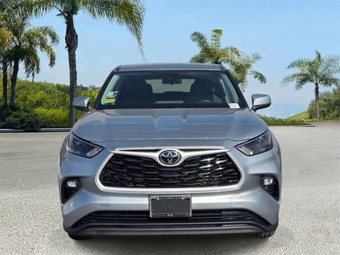 Used 2024 Toyota Highlander LE FWD image 3