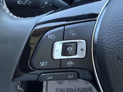 Used 2021 Volkswagen Tiguan SE w/ Panoramic Sunroof Package image 22