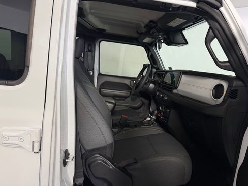 Used 2024 Jeep Wrangler Unlimited image 36