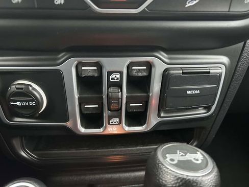 Used 2018 Jeep Wrangler Unlimited Sahara image 29