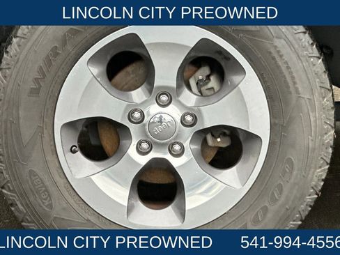 Used 2017 Jeep Wrangler Unlimited Sahara w/ Connectivity Group image 23