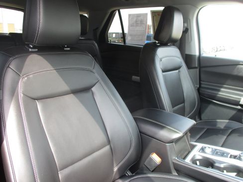 Used 2024 Ford Explorer XLT w/ Equipment Group 202A AWD/4WD image 44