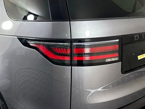 New 2025 Land Rover Discovery Dynamic SE image 16