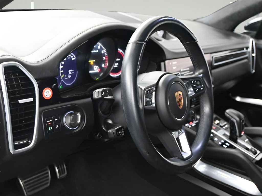 Certified 2022 Porsche Cayenne Turbo S AWD/4WD image 5