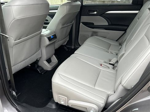 Used 2019 Toyota Highlander XLE image 19