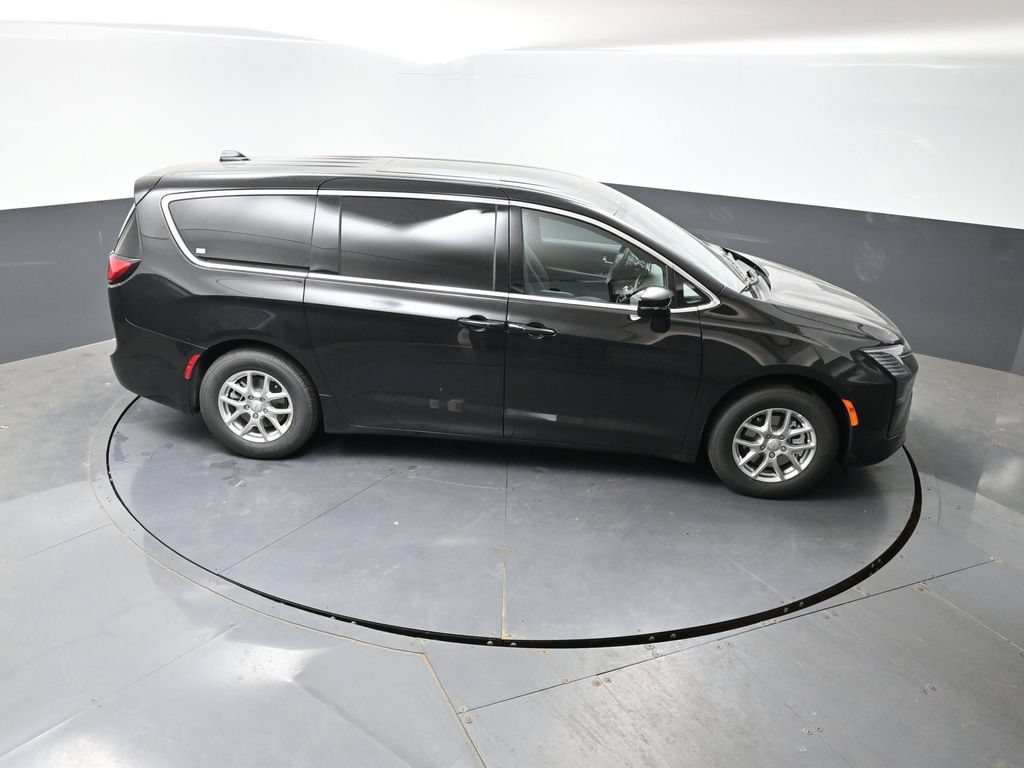 New 2027 Chrysler Pacifica Select w/ Family Tech Group FWD image 32