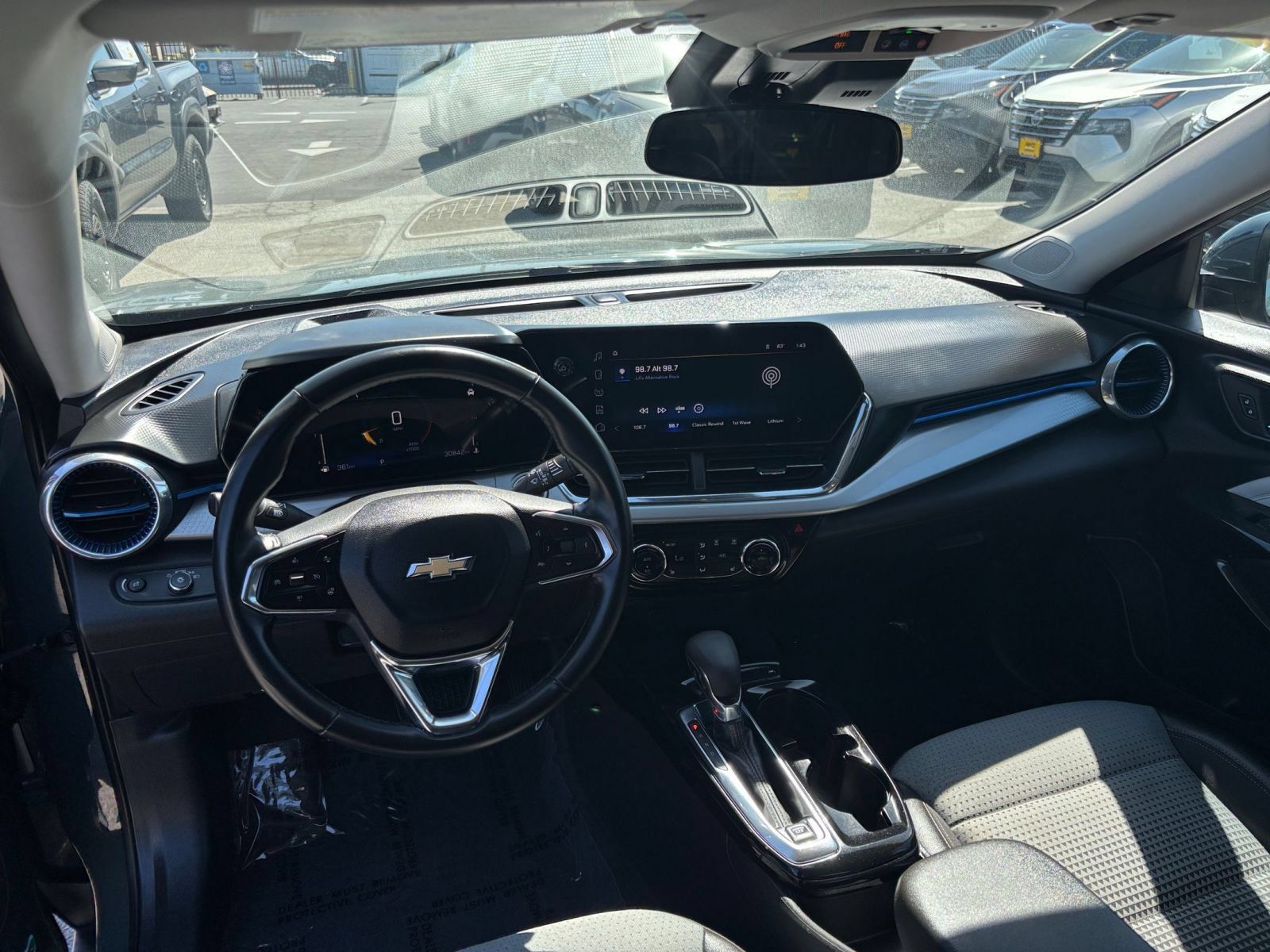 Used 2025 Chevrolet Trax LT w/ LT Convenience Package FWD image 33