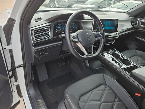 Used 2025 Volkswagen Atlas Cross Sport SE image 13