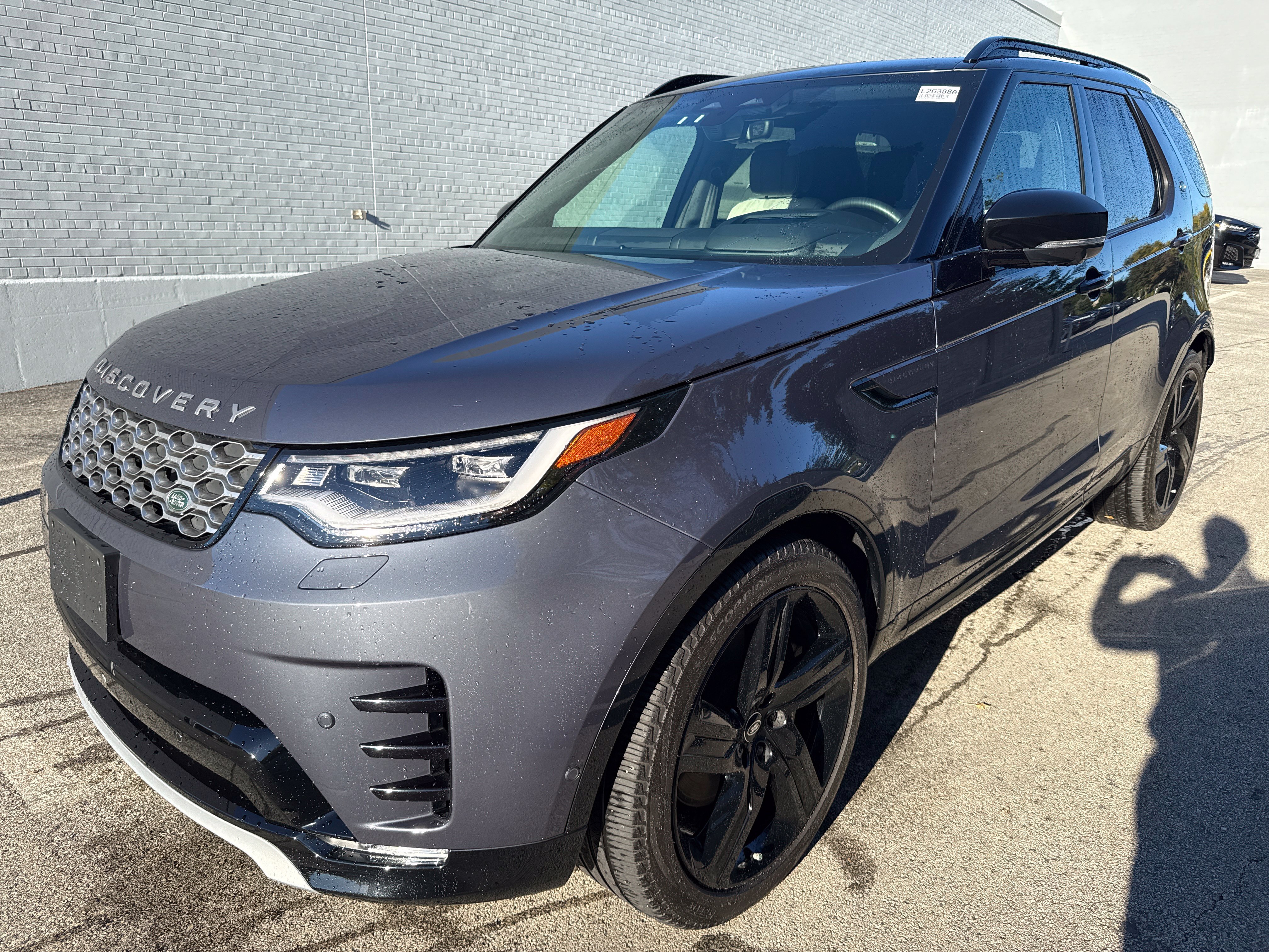 Used 2024 Land Rover Discovery Metropolitan Edition AWD/4WD image 1