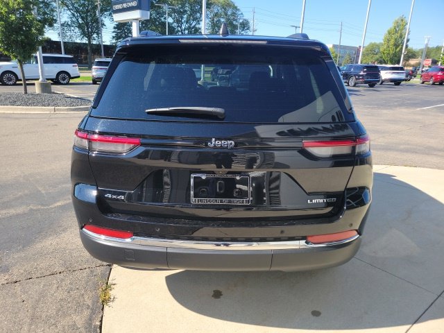 Used 2023 Jeep Grand Cherokee Limited AWD/4WD image 11