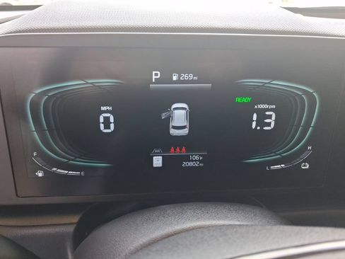 Used 2025 Kia Niro LX FWD image 2