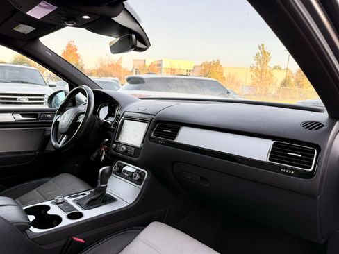 Used 2017 Volkswagen Touareg Wolfsburg Edition image 30