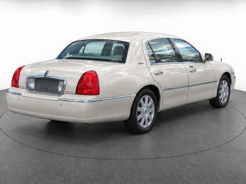 Used 2003 Lincoln Town Car Cartier RWD image 4