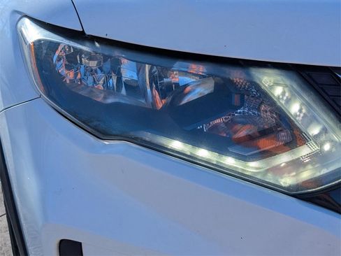 Used 2017 Nissan Rogue S image 9