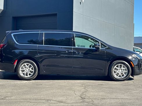 New 2027 Chrysler Pacifica Select FWD image 3