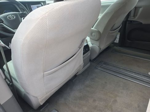 Used 2018 Toyota Sienna LE FWD image 18