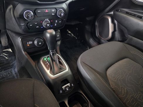 Used 2023 Jeep Renegade Latitude image 28