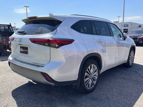 Used 2023 Toyota Highlander Platinum AWD/4WD image 5