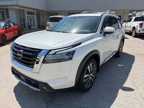 Used 2022 Nissan Pathfinder Platinum w/ Lighting Package (N92) FWD image 2