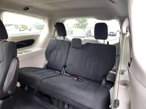 Used 2018 Chrysler Pacifica Touring Plus FWD image 12