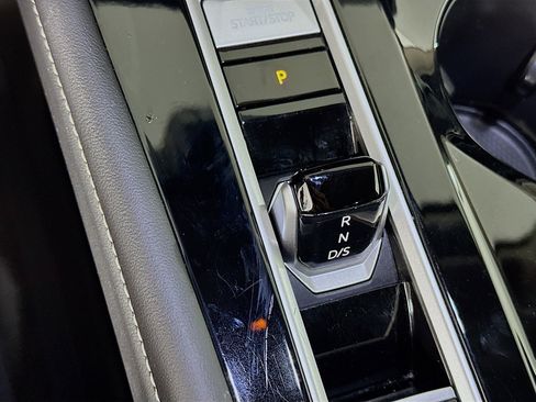 Used 2025 Volkswagen Atlas SE image 25